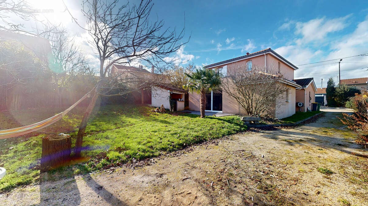 Maison à LE CHAMBON-FEUGEROLLES