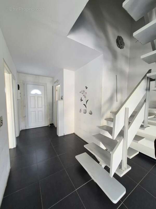 Maison t5 libre sur 3 faces avec garage - photo 4