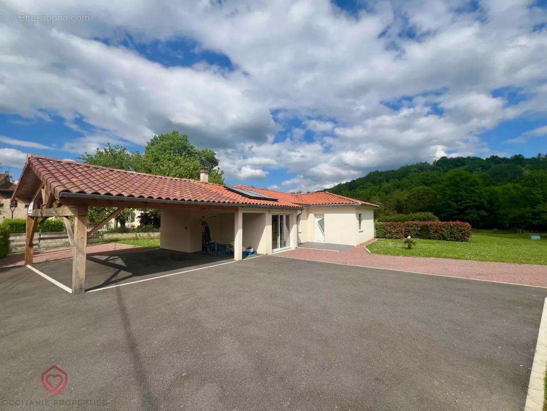 Maison à MONTBRUN-BOCAGE