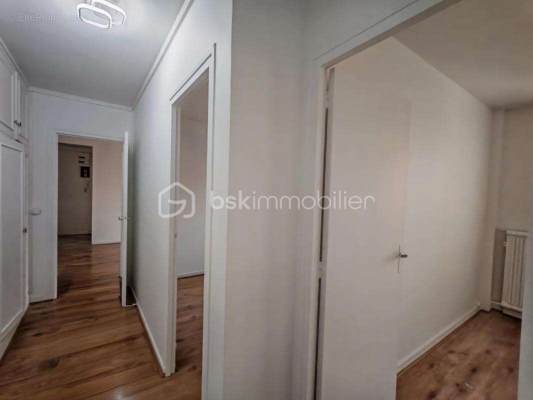 Superbe 3 pièces entièrement rénové avec balcon, ascenseur et vue dégagée - photo 9