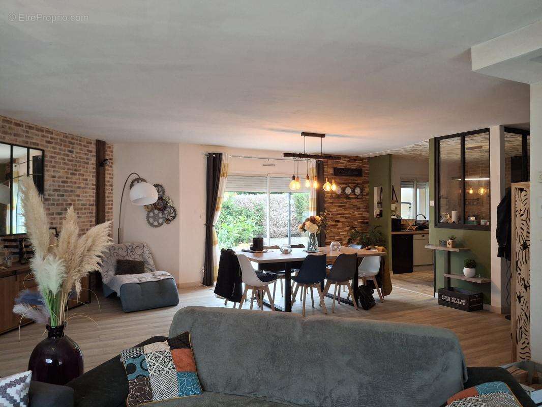 Maison à CHANTELOUP-LES-BOIS