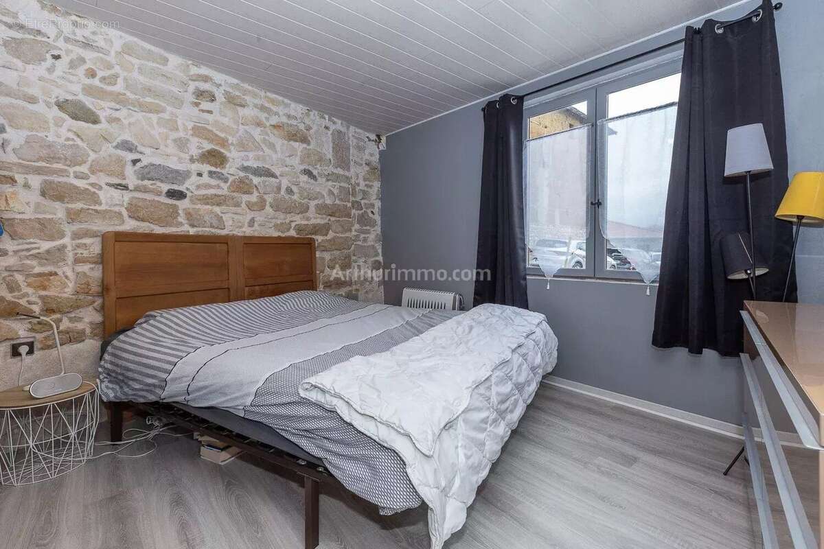 Maison à SAINT-VICTOR-DE-MORESTEL