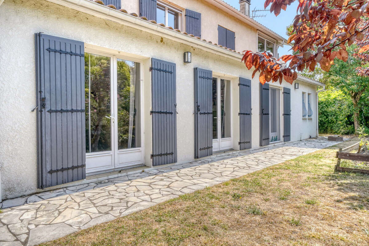 Maison en R+1 8 pièces de 202m2 habitables avec atelier et piscine le tout sur parcelle de 1509m2 - photo 17