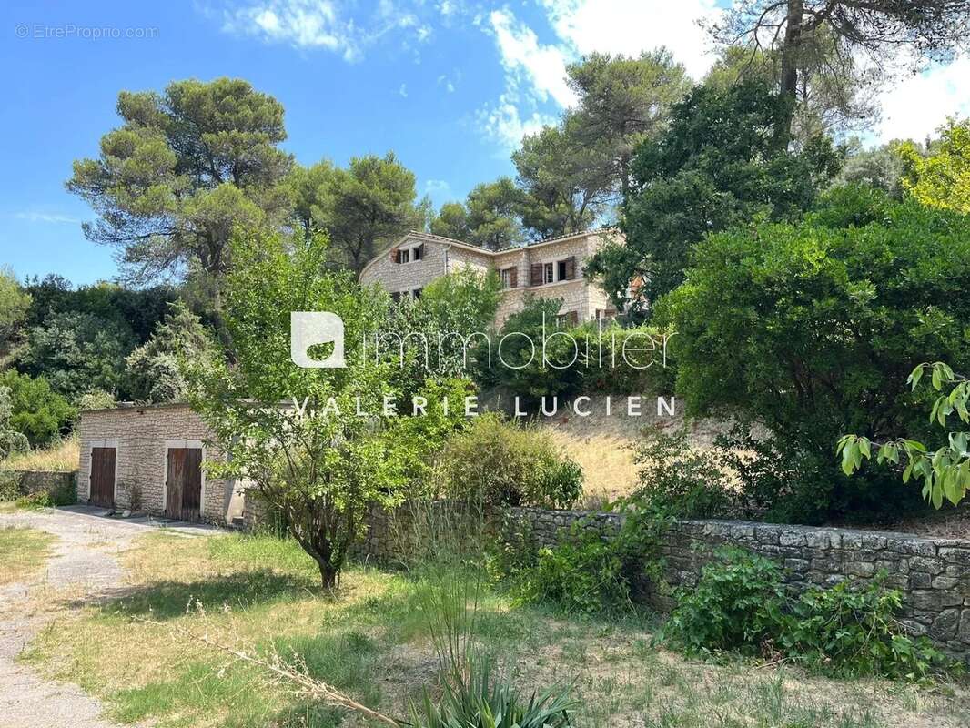 EXCLUSIVITÉ – Propriété à vendre à Saint-Rémy-de-Provence  Ancienne carrière au pied des Alpilles - photo 2