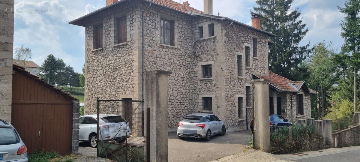 SOUS COMPROMIS Saint Pal de Mons 43620 Idéal artisan ou investisseur possibilité découpe 4 logements plus 1000m² de terrain cons - photo 4