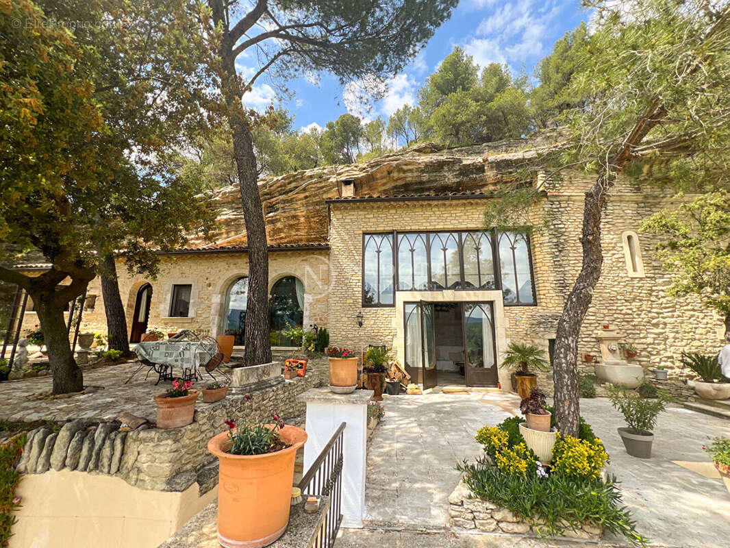 Maison troglodyte avec piscine bénéficiant d'une superbe vue  sur le Luberon - photo 3