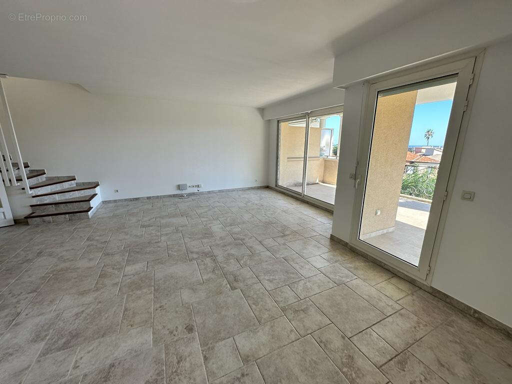 Appartement à SAINT-LAURENT-DU-VAR