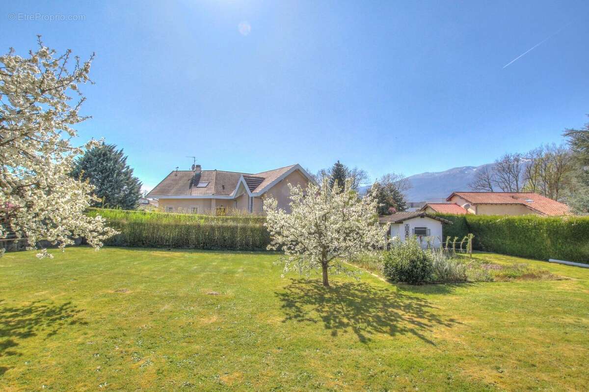 Terrain 706 m² à Saint-Genis-Pouilly  - photo 4