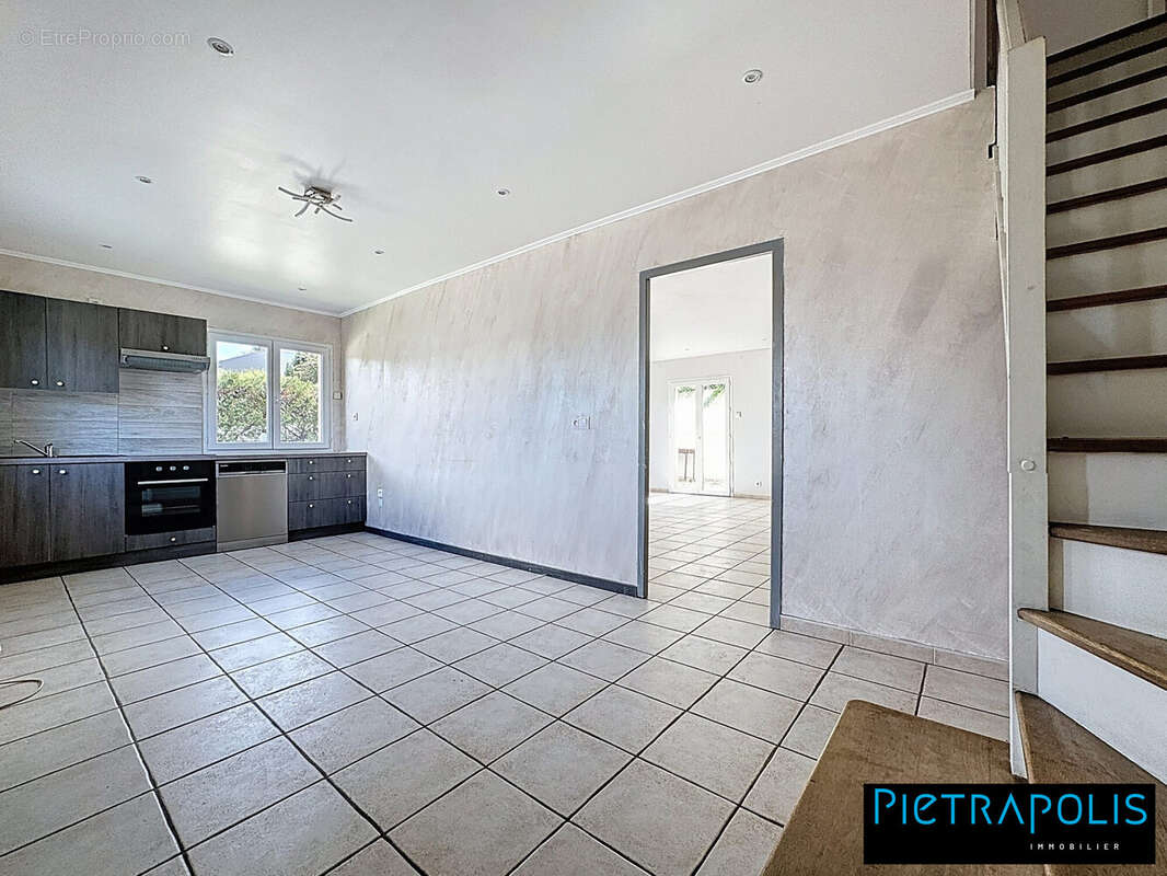 Commerce 104 m² à Saint-Genis-Laval  - photo 7
