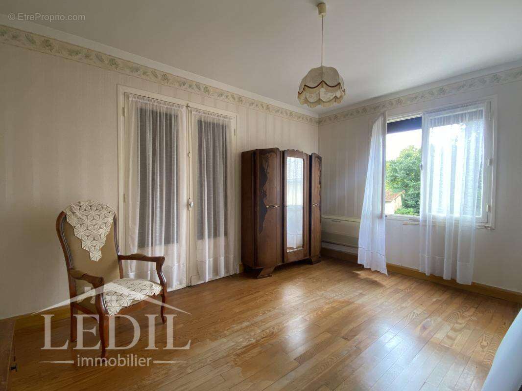 Ensemble de deux maisons avec garages et atelier - photo 5