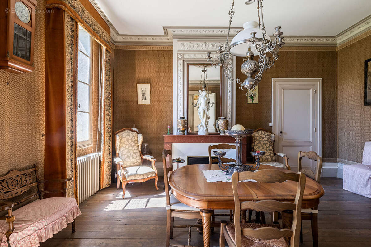 Maison à SAINT-CHRISTOPHE-DES-BARDES