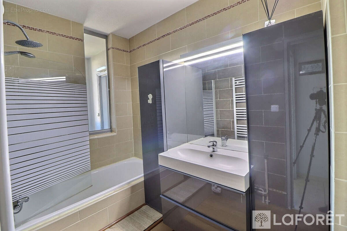 HYERES OUEST Appartement T4  DERNIER ETAGE terrasse - parking - photo 5