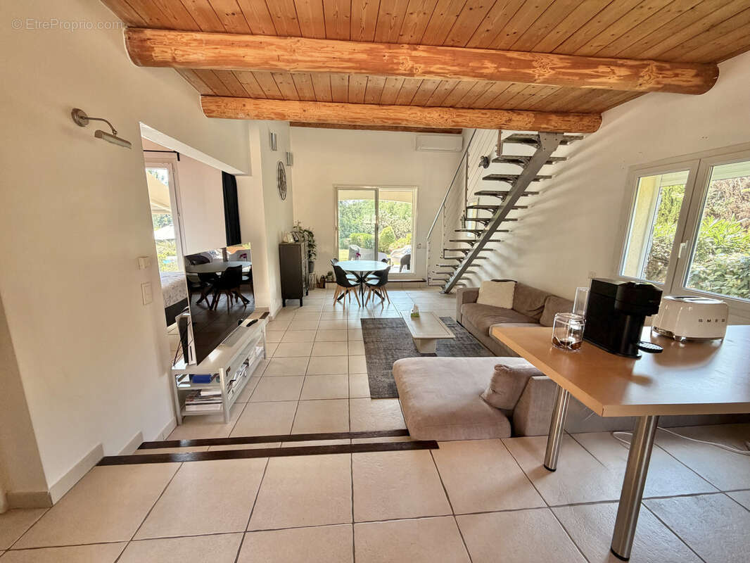 Elegante villa provencale, 7  pieces, 200m2, terrain 5340m2, avec piscine et dependances - photo 13