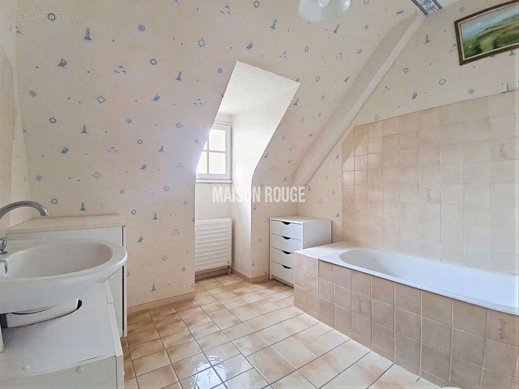 Maison néo-bretonne avec énorme potentiel ! Emplacement recherché - Opportunité rare au coeur de SAINT-DONAN - photo 12