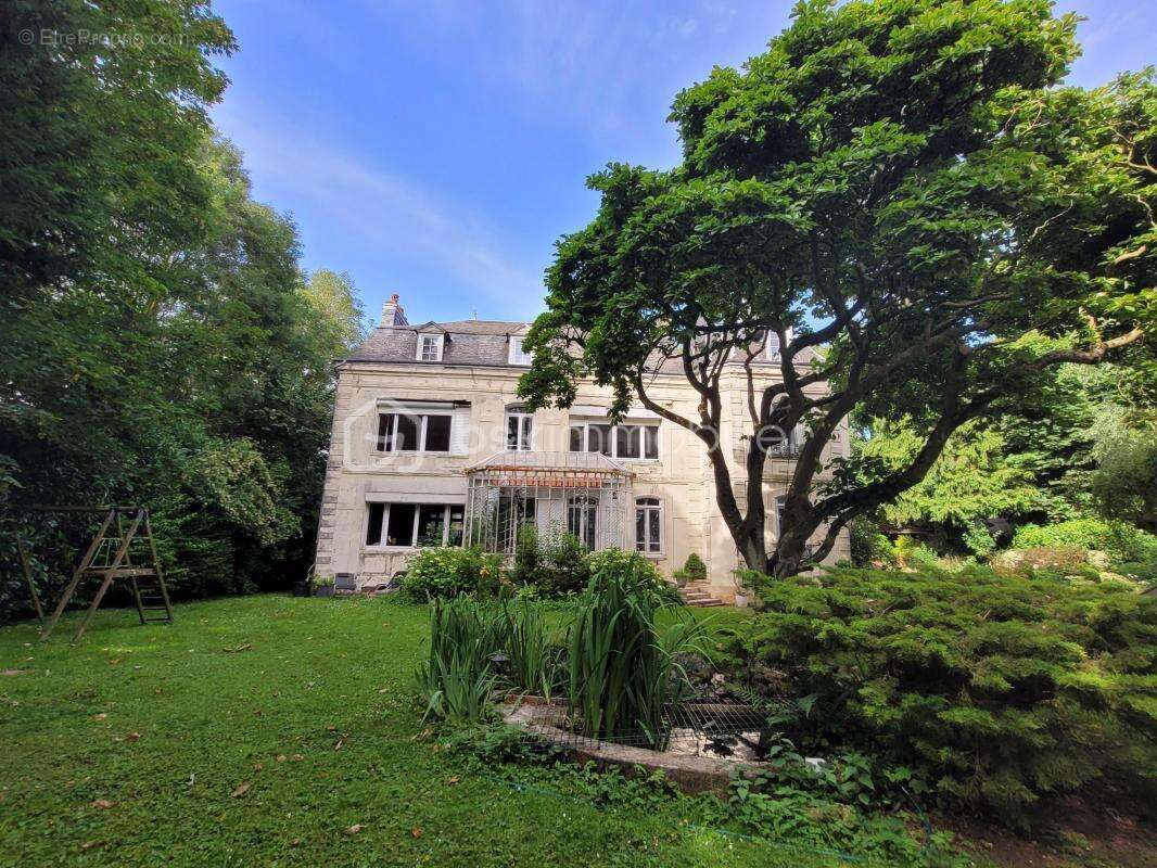 Manoir 19ème avec ancienne maison de gardien, grand garage, parc paysager - photo 2