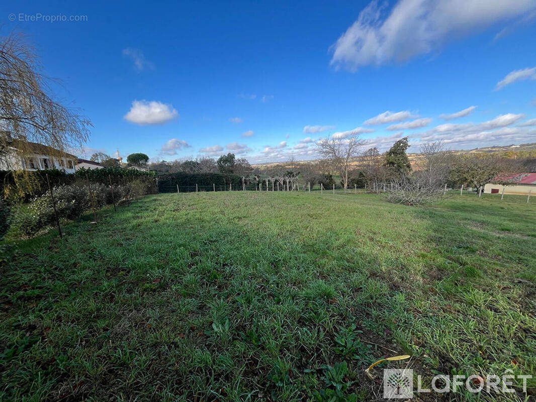 Terrain à SAINT-PIERRE-DE-LAGES
