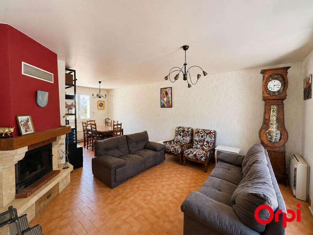 Maison familiale avec 4 chambres, véranda, grand jardin et 3 garages - photo 2