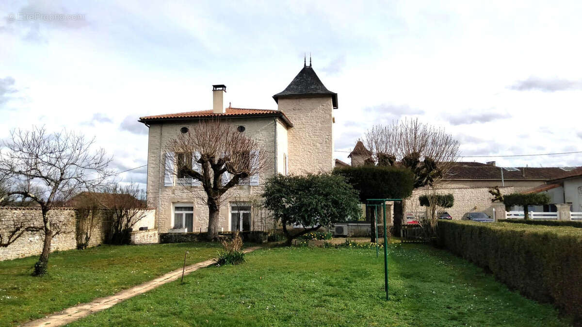 OVERVIEW - Maison à BARRO