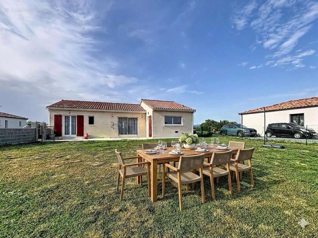 Photo 2 - Maison à VILLENEUVE-LA-COMPTAL