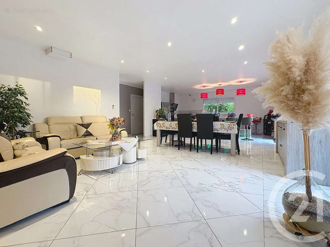 Maison à LA CHAPELLE-SAINT-LUC