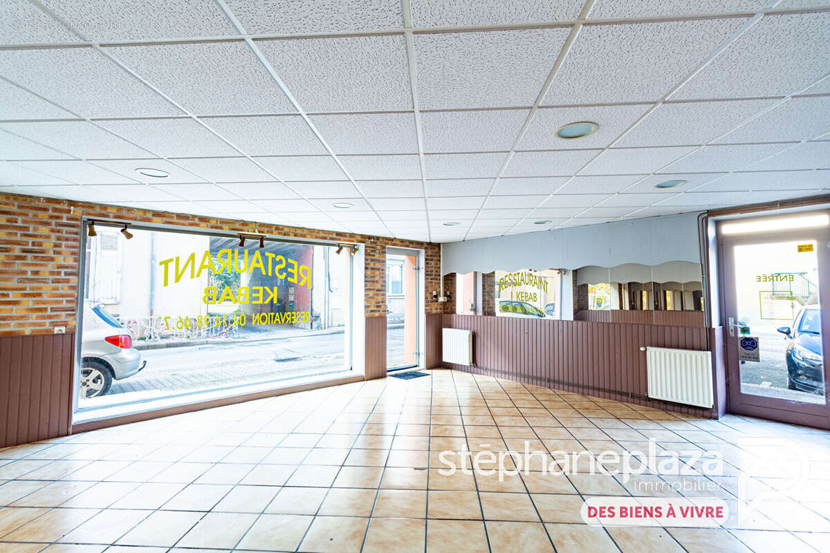 Local commercial 117m² + 35m² de grenier au centre de VILLARS-LES-DOMBES - photo 3