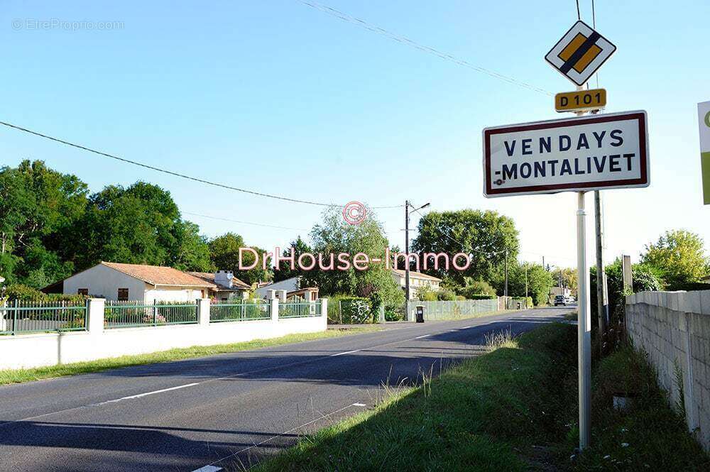 Terrain à VENDAYS-MONTALIVET