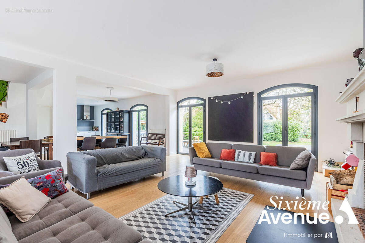 Maison à SAINTE-GENEVIEVE-DES-BOIS