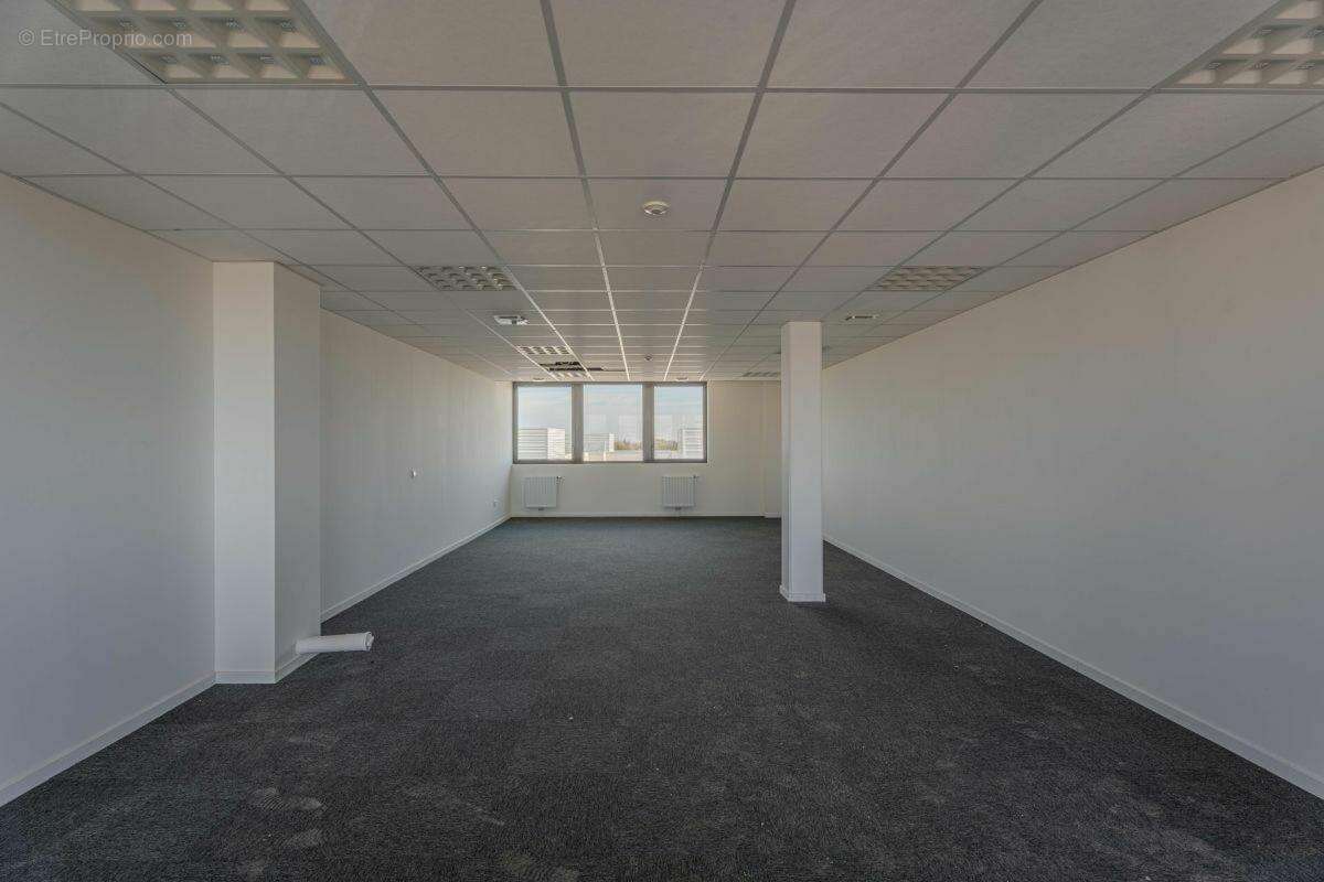Commerce 61 m² à Epron  - photo 2
