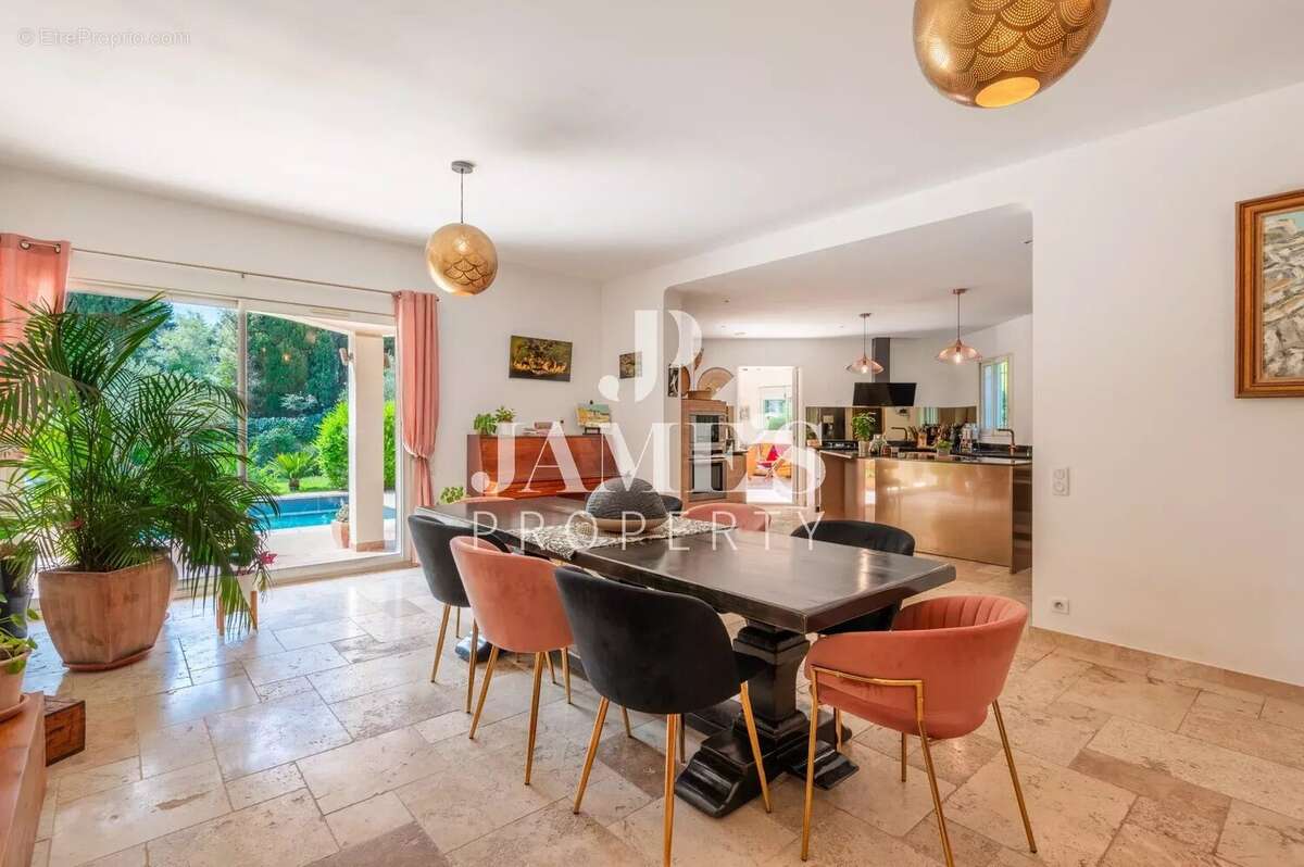 Maison 198 m² à Fontvieille  - photo 8