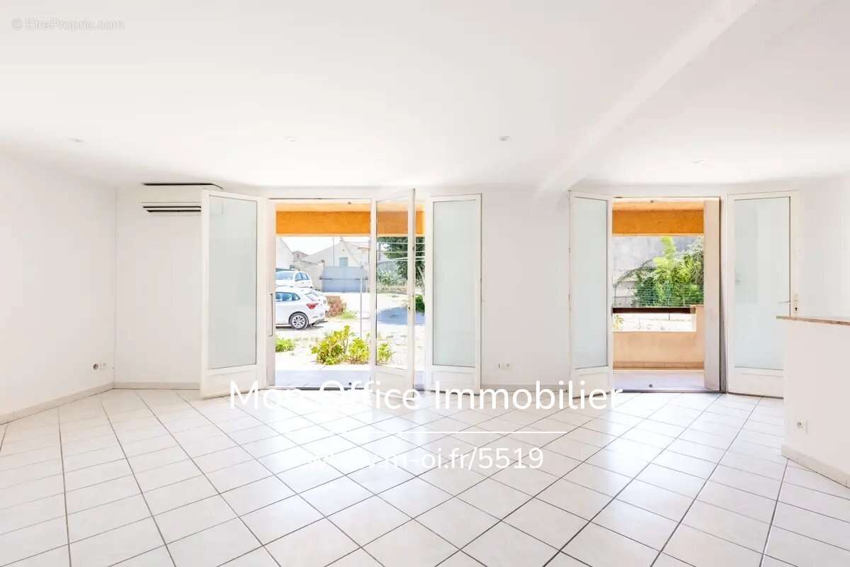 Référence : 5519-MCO - Exclusivité appartement 3 pièces en Rez de jardin +2 places de parking privatives  à La Ciotat (13600) av - photo 5