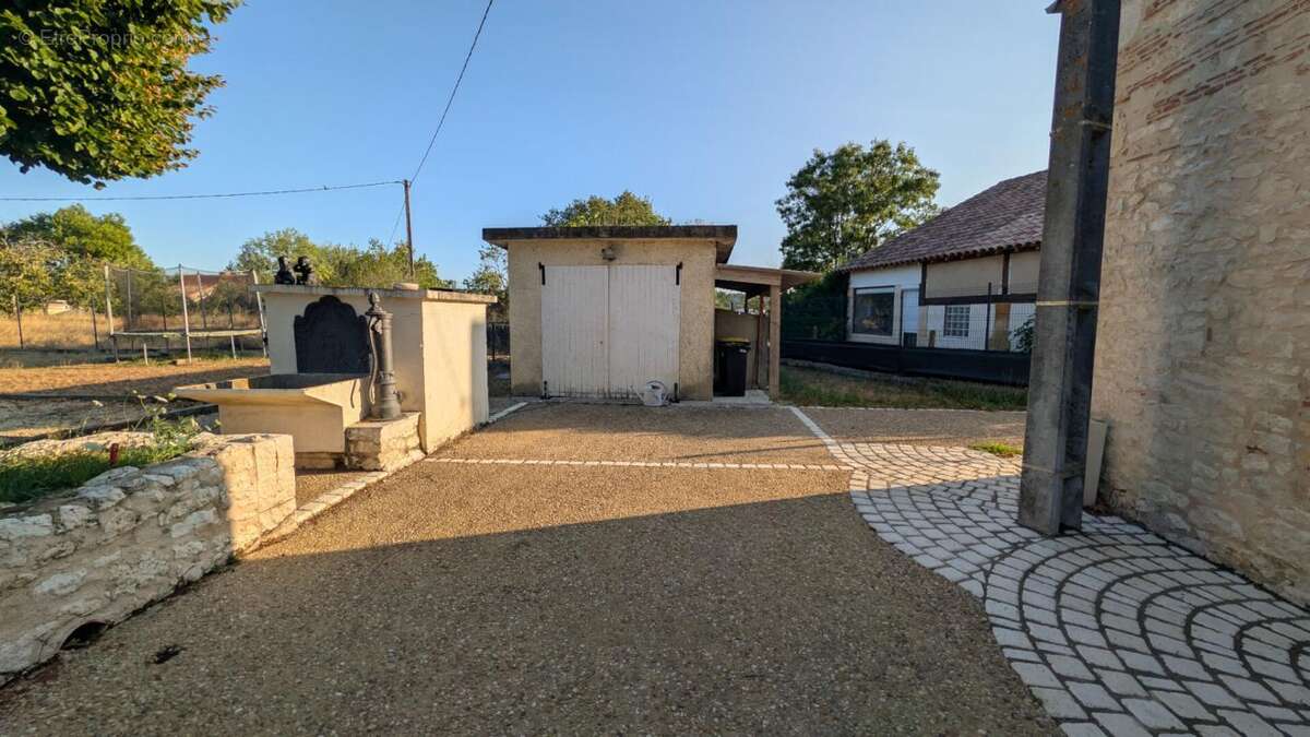 Maison  en pierre de 165 m2  de plain pied rénovée - photo 9