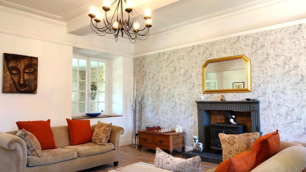 SALON - Maison à PRESSAC