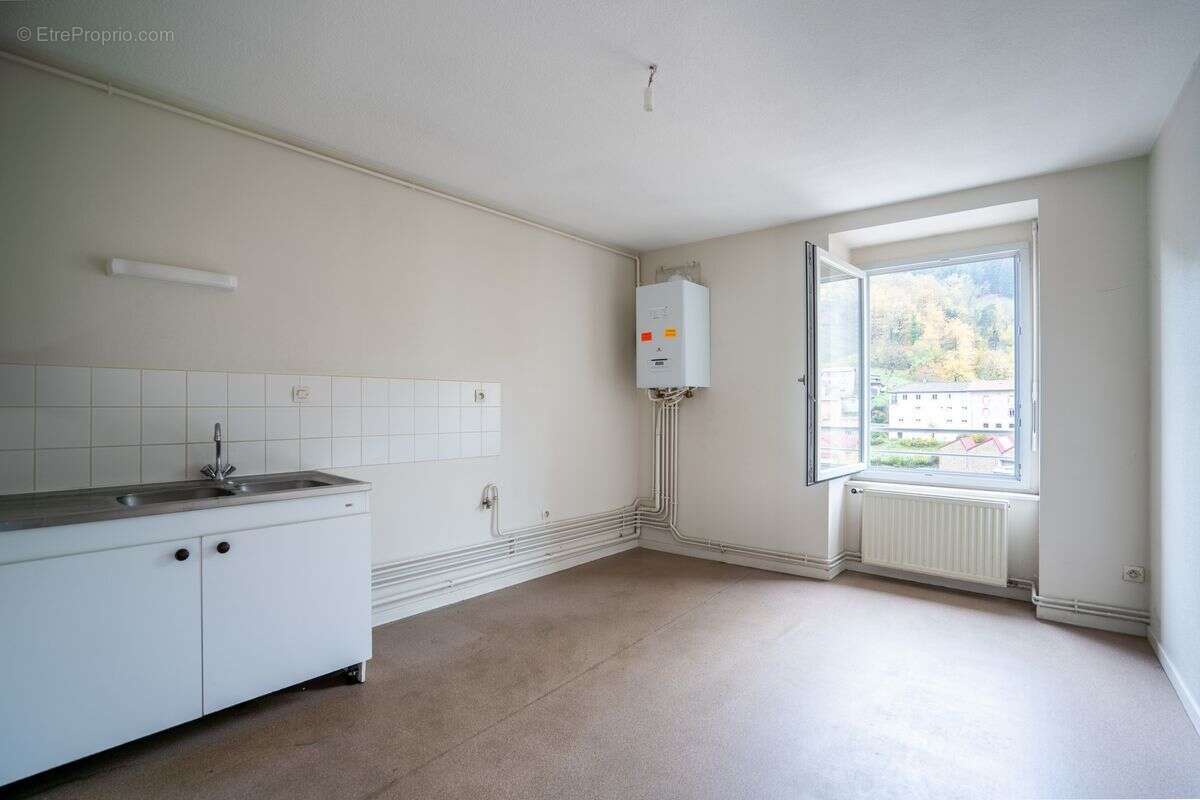 Appartement à COURS-LA-VILLE