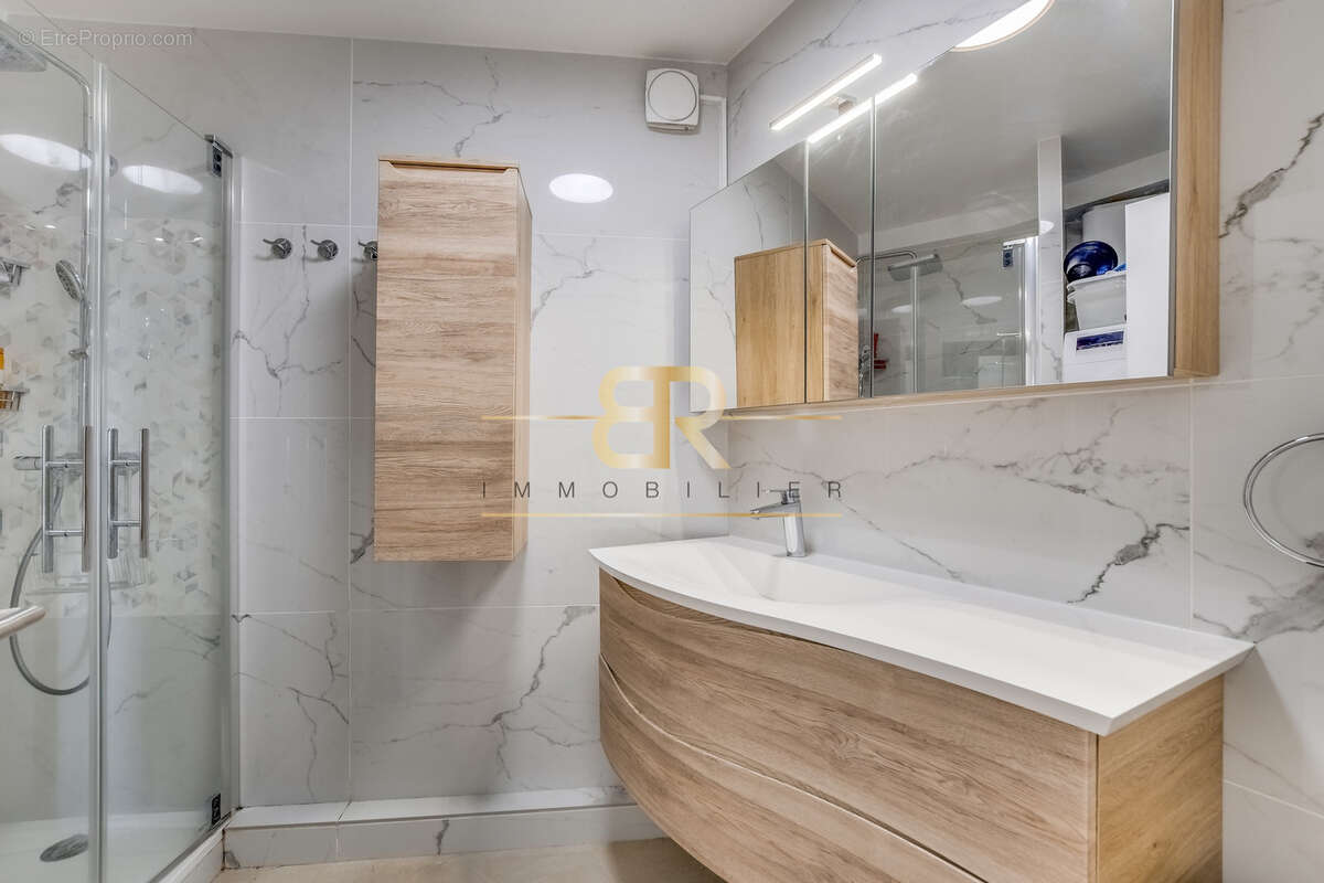 Appartement à CHARENTON-LE-PONT