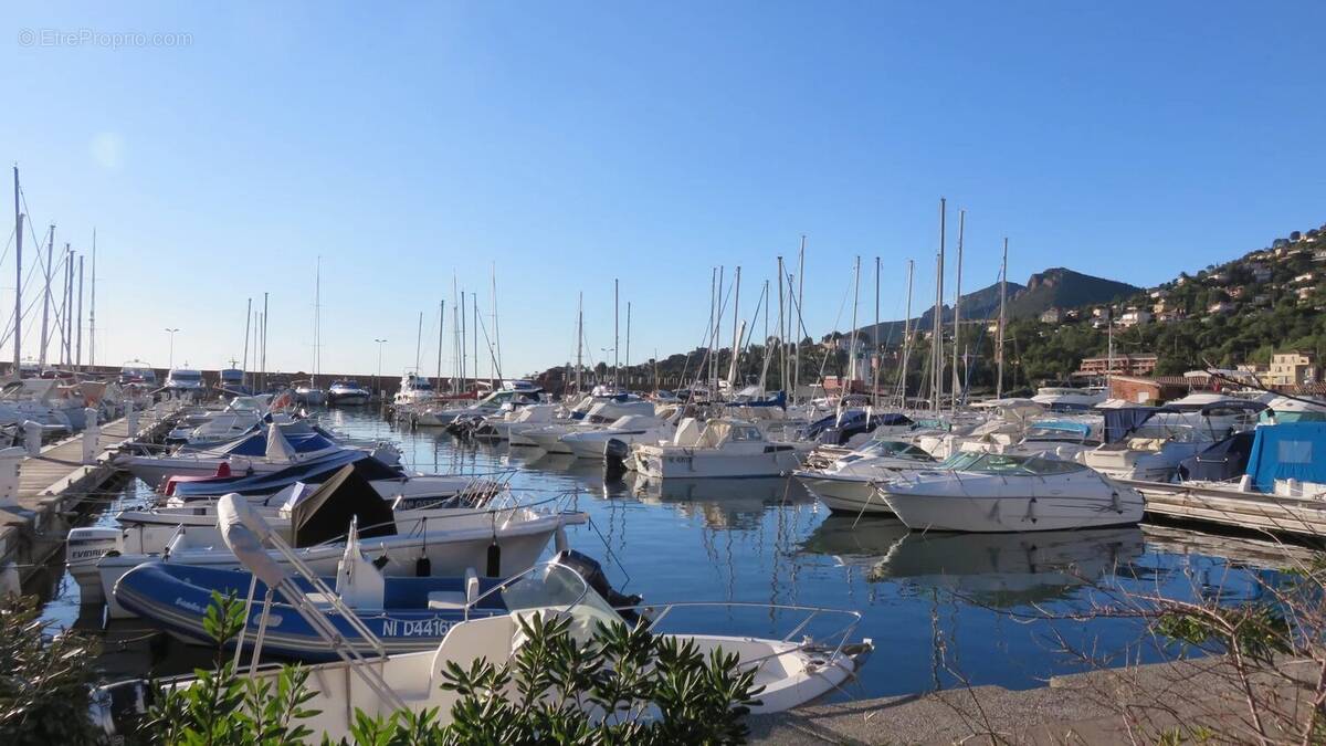 Parking à THEOULE-SUR-MER