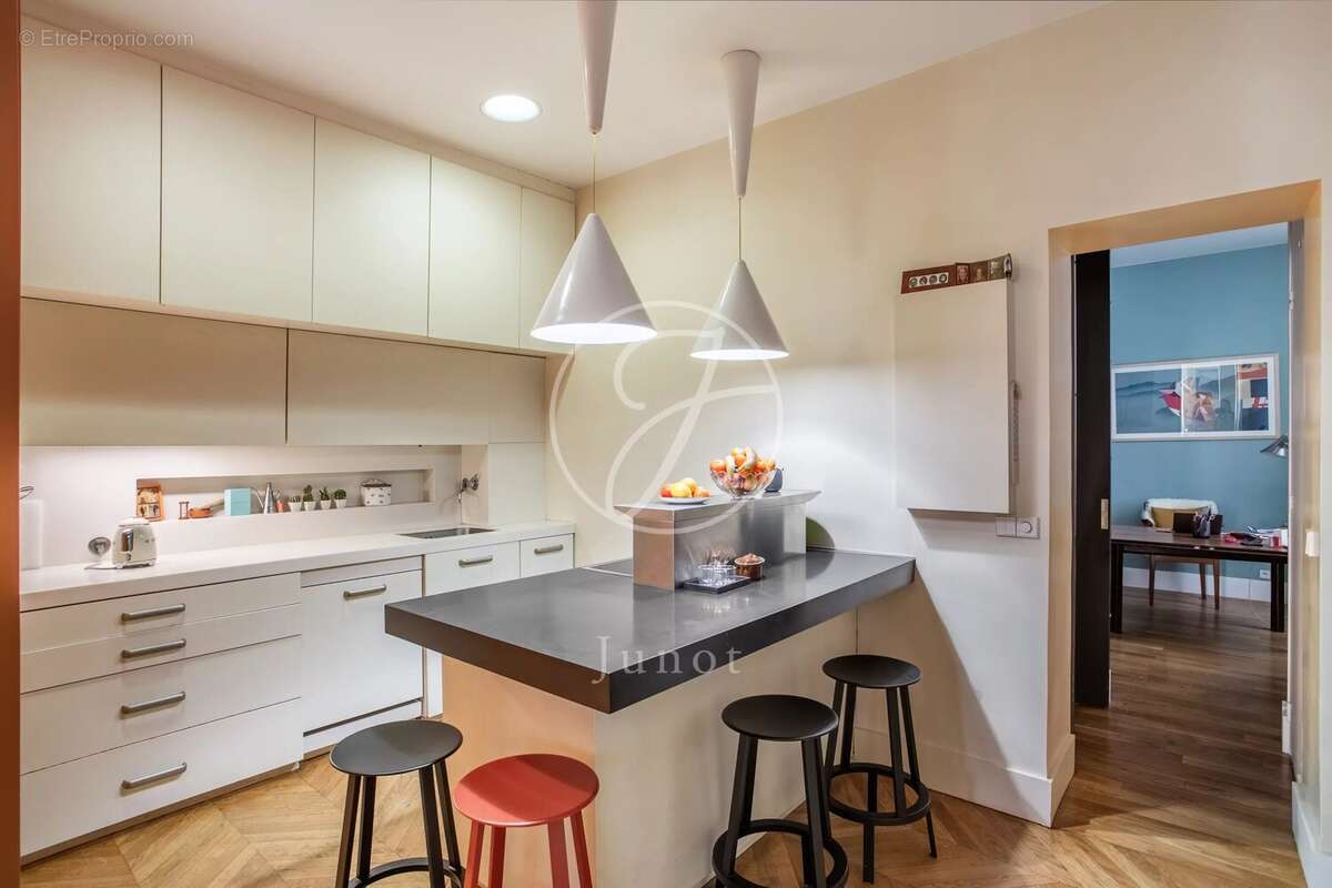 Appartement à PARIS-17E