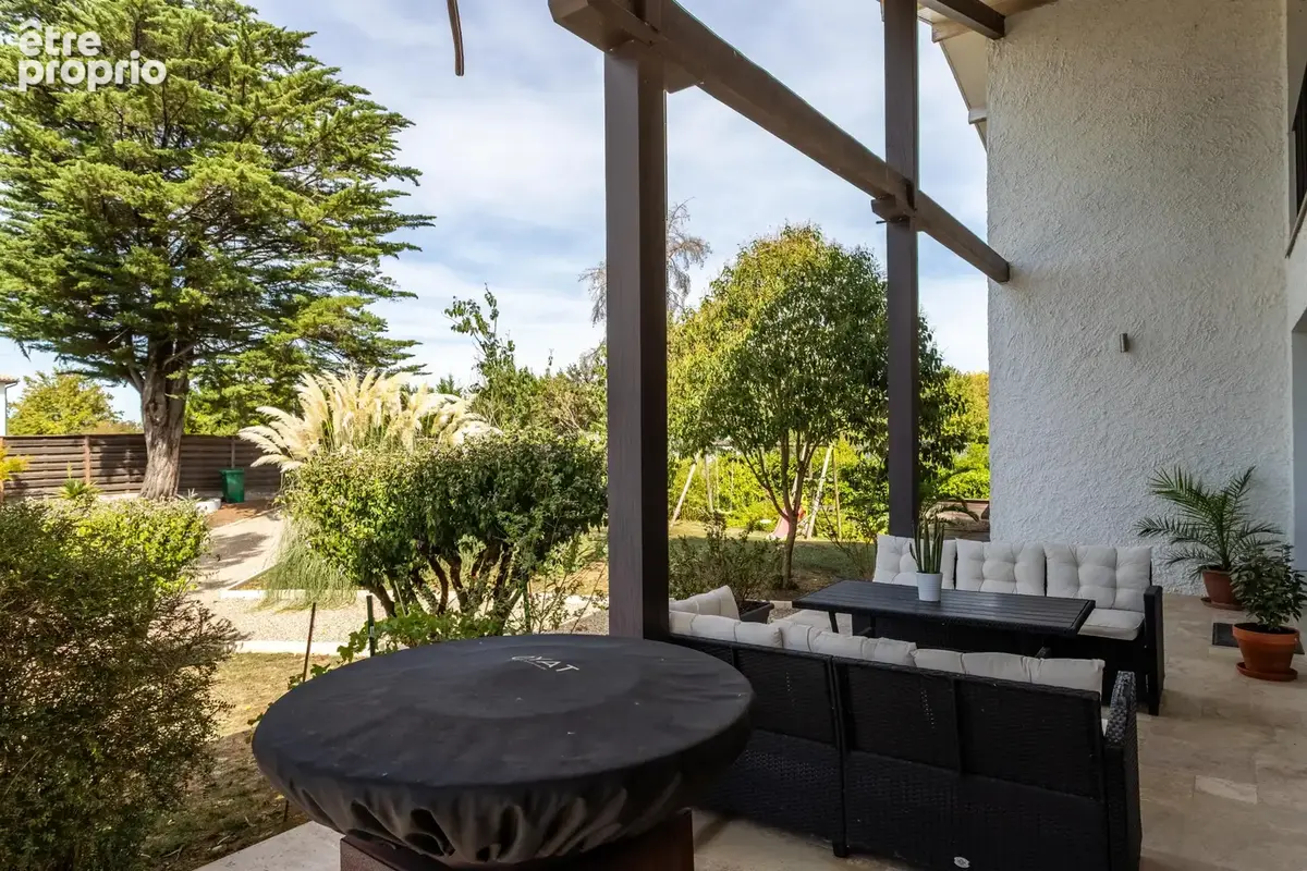 Une maison moderne avec piscine, jardin et parking - photo 41