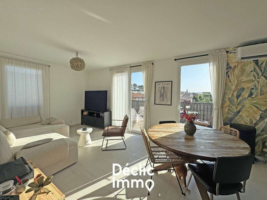 Appartement à LA ROQUETTE-SUR-SIAGNE