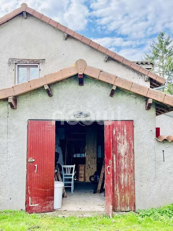 Maison à SAINT-CLEMENT-DE-REGNAT