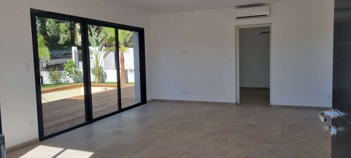 Maison à ROQUEBRUNE-SUR-ARGENS