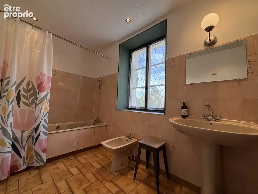 Ensemble d'une grande maison d'habitation et de deux gîtes à vendre près de Lucenay L’évêque. - photo 10