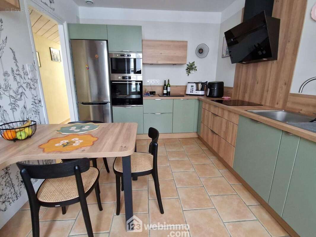 Cuisine équipée et aménagée récente. - Maison à LA ROCHE-SUR-YON