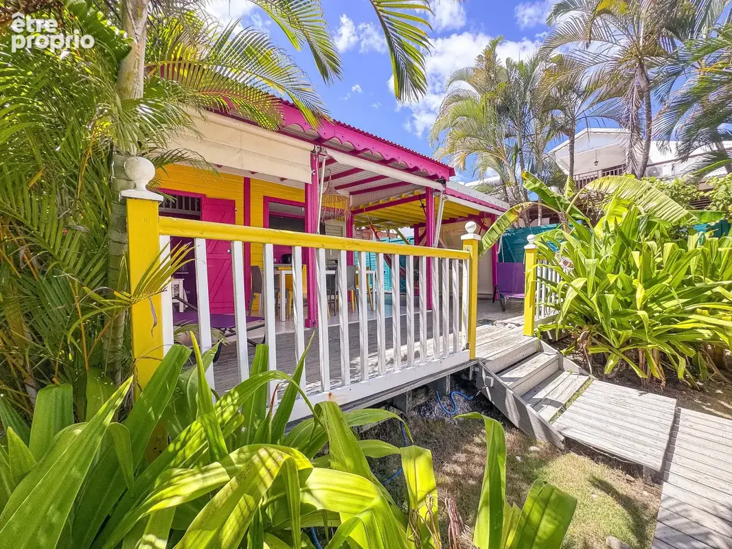 Bungalow coloré avec terrasse au cœur d’un jardin tropical - photo 2