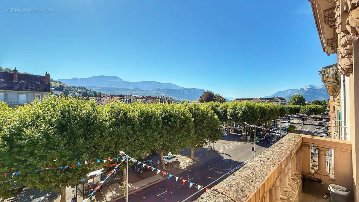 VOIRON - T4 de 117,10 m2 avec balcon, cave et galetas - photo 6