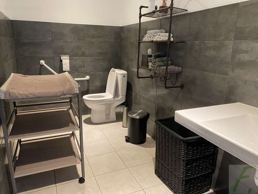 Commerce à VIRIGNIN