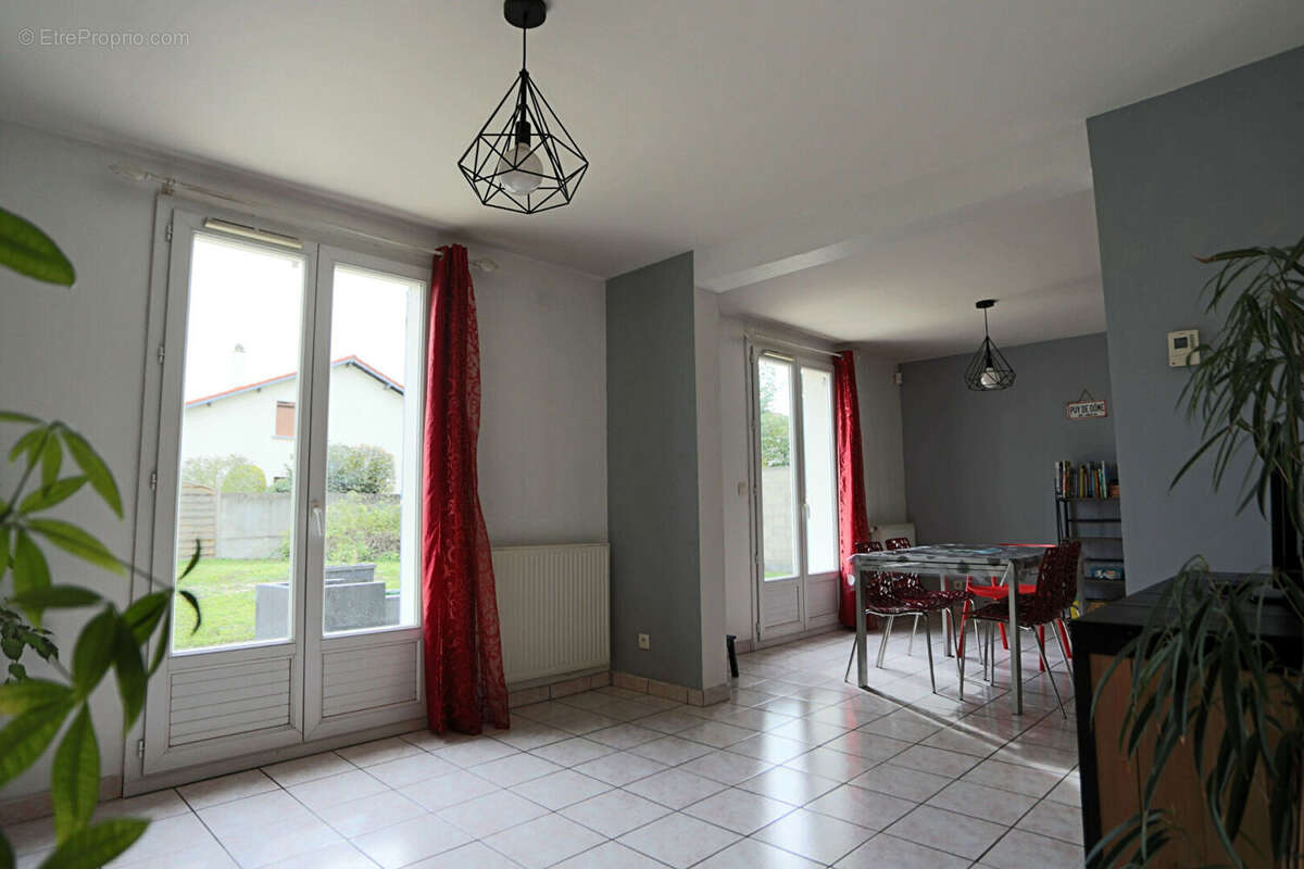 Maison à SAINT-BEAUZIRE