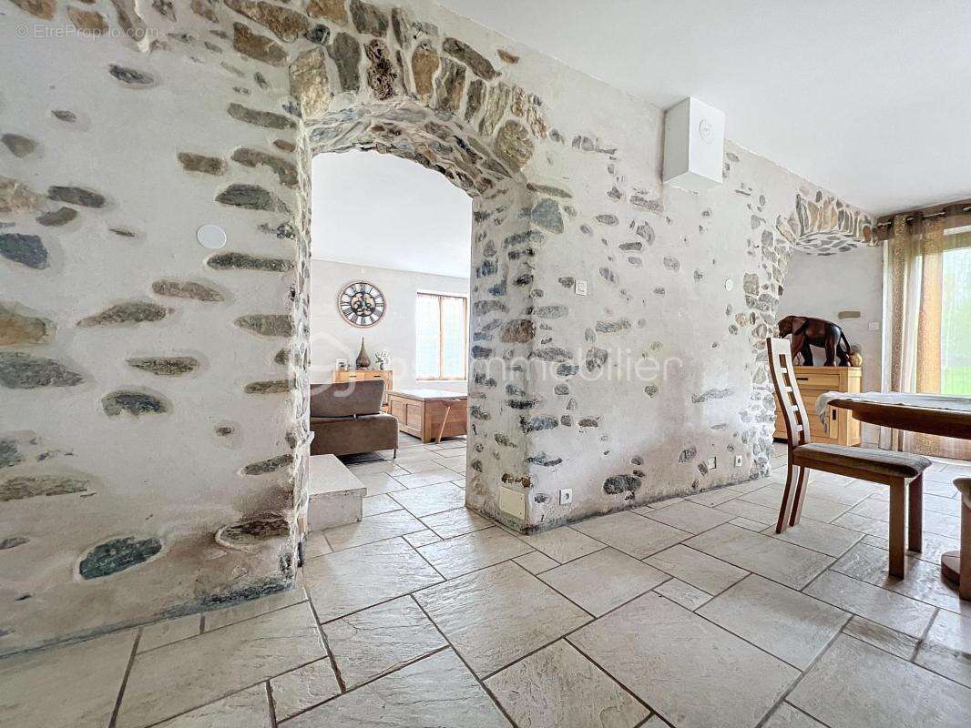 Maison à SAINT-MARTIN-DE-LA-CLUZE