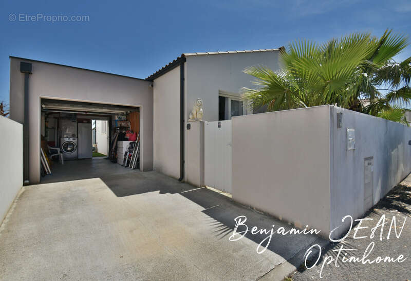 Maison récente de plain-pied avec piscine et extérieur paysagé - photo 4