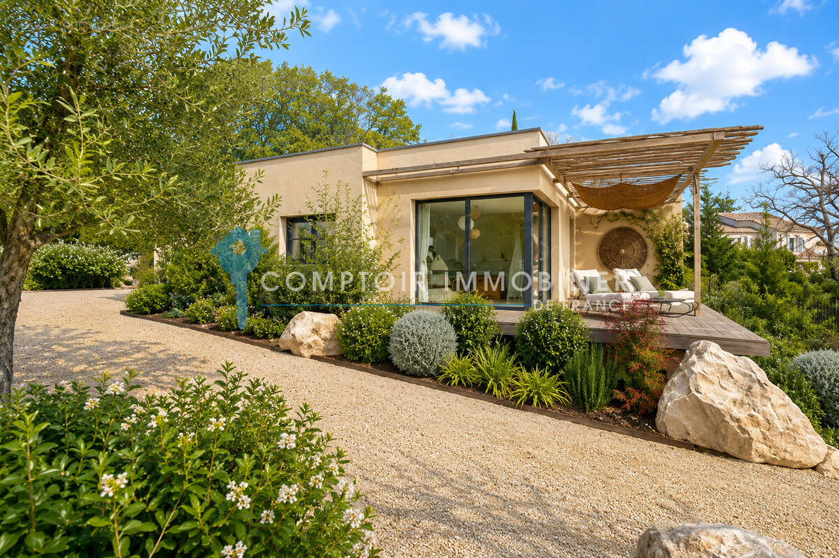 Pays d'Avignon Rare villa contemporaine de 185m2 environ sur 3500 m2 de terrain clos avec piscine , double gar - photo 5