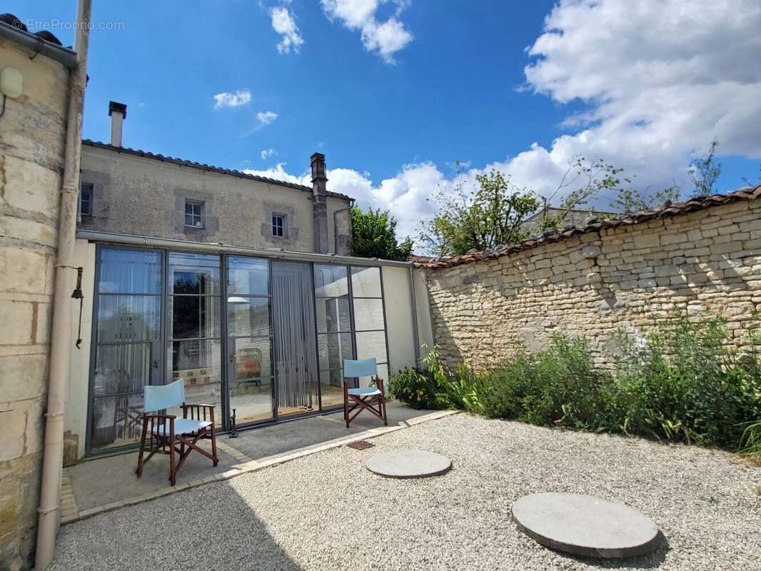 Maison à NEUVICQ-LE-CHATEAU